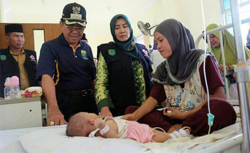 Bupati Wardan Jenguk Balita Penderita Gizi Buruk di RSUD Puri Husada