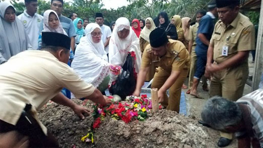 Innalillahi Wainnailaihi Rojiun, Mertua Wabup Kampar Wafat