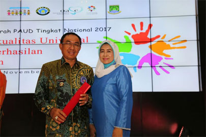 Bupati Inhil Raih Penghargaan Peningkatan Akses Pelayanan PAUD Tahun 2017