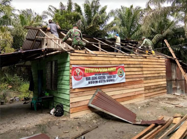 Koramil 02/Bukit Kapur Bedah Rumah Warga Tidak Mampu