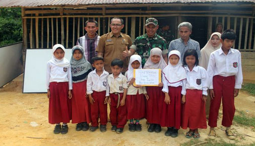 Danyonif 132/BS Beserta Disdik Kabupaten Kampar Kunjungi SD Batu Sasak