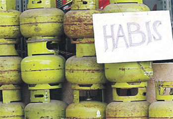 LPG 3 Kg Bersubsidi Menghilang di Inhu, Warga Kembali Gunakan Kayu Bakar