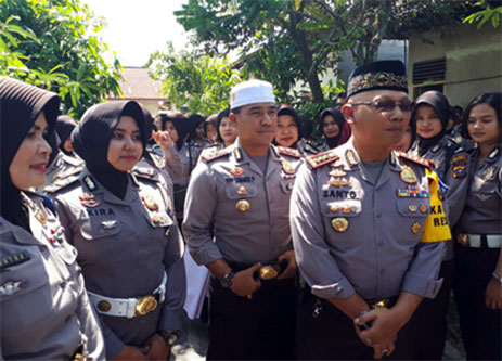 Di Hari Ibu, Tim Jum’at Barokah Polresta Pekanbaru Diramaikan Polwan Cantik
