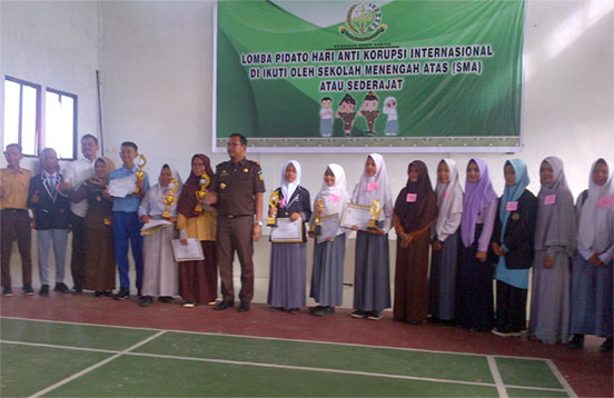 Faza Raihan Juarai Lomba Pidato Hari Anti Korupsi Internasional