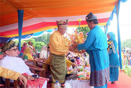 Bupati Inhil Saksikan Pawai Taaruf MTQ Riau Ke-36 di Kota Dumai