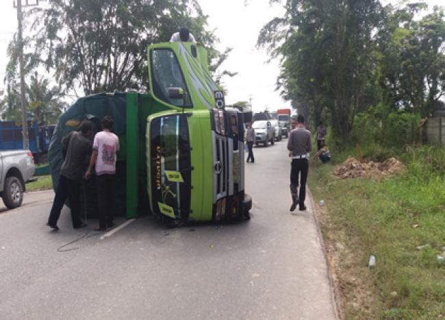 Truck Bermuatan Spare Part Terbalik Di Tengah Jalan Lintas Duri-Dumai KM 4