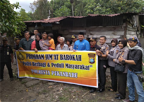 Rasa Haru si Penjual Minyak Keliling Saat Disambangi Tim Jumat Barokah