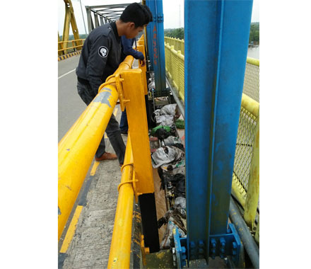 Miris, Jembatan Indragiri Jadi Tempat Pembuangan Sampah