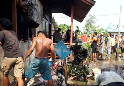Bersama Warga, Koramil 03/Tempuling Padamkan Api yang Membakar Rumah Dinas UPTD Perkebunan