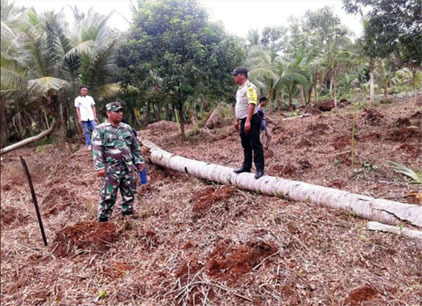 Babinsa dan Bhabinkamtibmas Bersama Masyarakat Kuala Enok Patroli Karhutla
