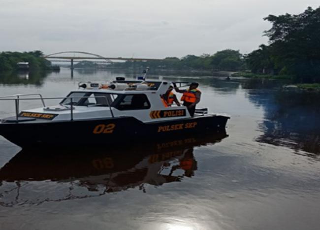 Patroli Air Polsek SKP Pekanbaru Beri Rasa Aman Warga Beraktivitas di Sungai Siak