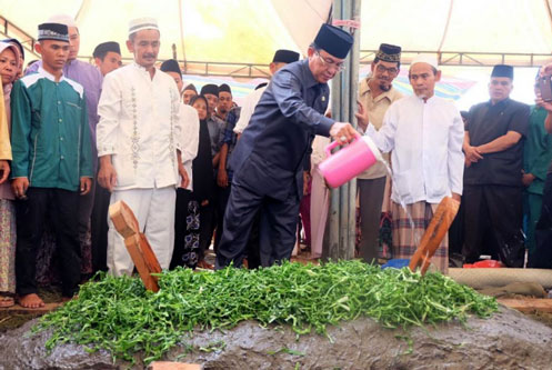Bupati Ikut Shalat Jenazah dan Pemakaman H Ali Nafarin di Kecamatan Gaung Anak Serka