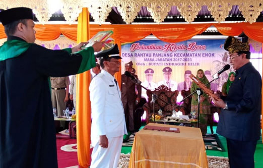 Bupati Wardan Lantik Kades Rantau Panjang Kecamatan Enok