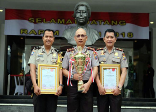 Polda Riau Terima Trophy dan Piagam Penghargaan Polmas Award Kapolri Cup 2018