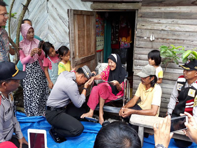 Tim Jumat Barokah Sambangi Nenek Rayhana di Limbungan