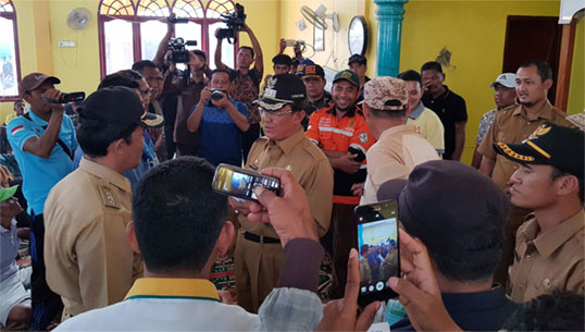 Tinjau Musibah Kebakaran, Bupati Wardan Serahkan Bantuan Dari BPBD dan Baznas Inhil