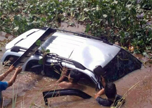 Terperosok Lobang Jembatan, Mobil Suzuki Escudo Terjun Ke Sungai di Kotabaru