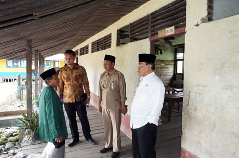 Bupati Wardan Tinjau Bangunan SDN 011 Desa Sungai Ambat yang Rusak Parah
