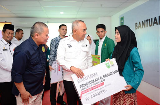 Gubernur Riau Serahkan Beasiswa kepada 178 Mahasiswa UMRI