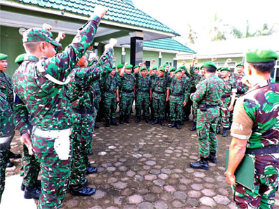 Usai Pimpin Upacara Bendera Kasdim 0314/Inhil Berikan Jam Komandan