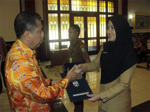 Pemkab Siak Serahkan 80 SK CPNS Formasi Tahun 2014
