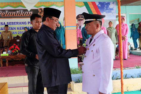 Lantik Kades Seberang Pebenaan, Bupati Wardan: Junjung Tinggi Amanah Masyarakat