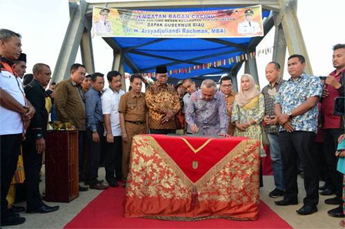 Gubri Resmikan Jembatan Bagan Cacing Kepenghuluan Tanjung Medan