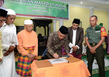 Gubenur Riau Resmikan Masjid Syukron Rumbai Pesisir