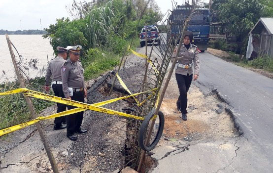 Di Inhu, Angkutan Batubara Jadi ‘predator’ Jalan Lintas Kualacenaku