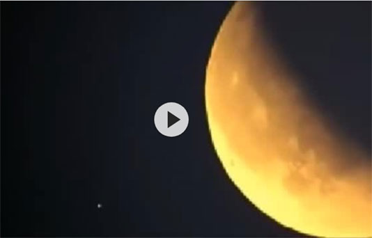 Video Penampakan Benda Misterius Terbang Saat Gerhana Bulan, UFO?