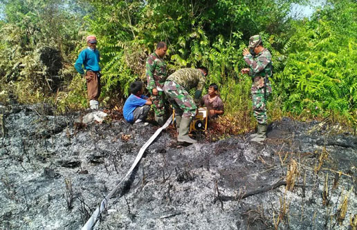 Koramil 07/Kampar Berjibaku Padamkan Api di Desa Rimbo Panjang