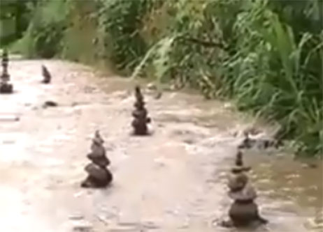 Tumpukan Batu Misterius di Tengah Sungai Gegerkan Warga Sukabumi