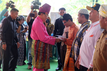 Bupati HM Wardan Serahkan 678 e-KTP Warga 8 Desa di Keritang Secara Simbolis