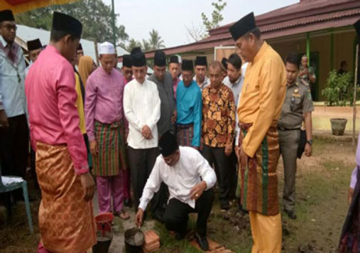 Jelang Cuti, Bupati Rohil Hadiri Peletakan Batu Pertama Pembangunan Masjid di Batu Empat