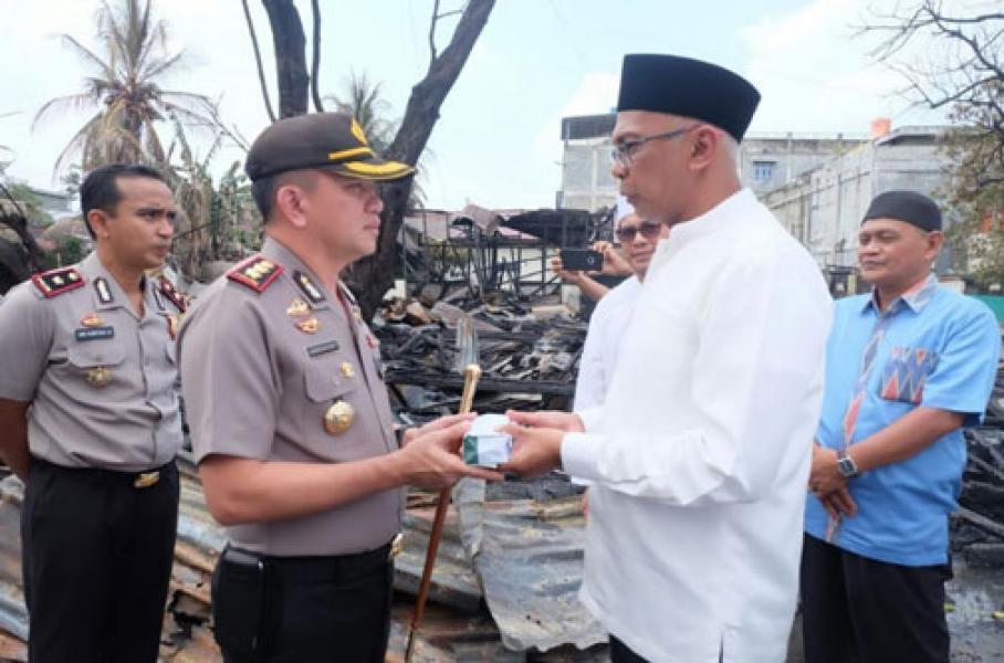 Pj Bupati Inhil Serahkan Bantuan Musibah Terbakarnya Asrama Polisi Kepada Kapolres