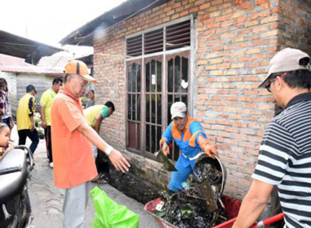 Hari Peduli Sampah, DLH dan Masyarakat Parit Bangkung Bersihkan Lingkungan