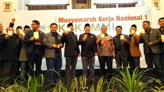Mereka yang Meniru Aksi Kartu Kuning Ketua BEM UI