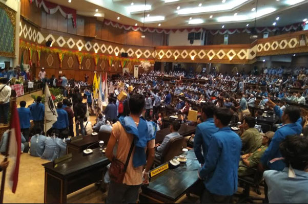 Ribuan Mahasiswa Duduki Ruang Rapat Paripurna DPRD Riau