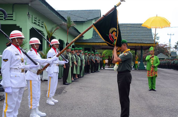 Warga Korem 031/Wira Bima Sambut Kedatangan Danrem 031/Wira Bima Yang Baru
