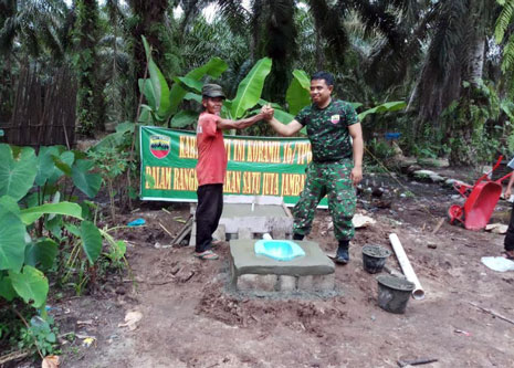 Babinsa Tapung Laksanakan Karya Bhakti Pembuatan Jamban Di Desa Kijang Rejo