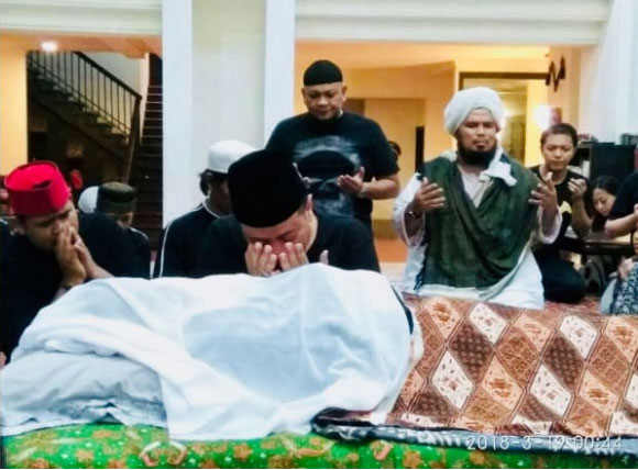Sambil Menangis, Opick Cerita Kebiasaan Istri Memberi Makan Fakir Miskin Sebelum Meninggal