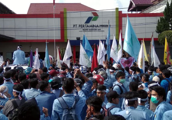 Massa BEM Se Riau Segel Kantor Pemasaran Pertamina Pekanbaru