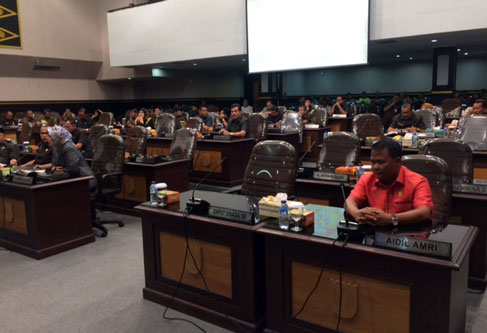 Plt Walikota Pekanbaru Sampaikan LKPj Tahun Anggaran 2017 Melalui Paripurna DPRD