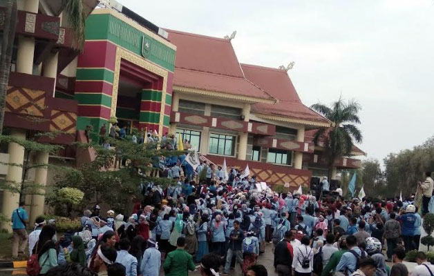Demo Turunkan Harga Pertalite, Ribuan Mahasiswa Dobrak Ruang Rapat Paripurna DPRD Riau