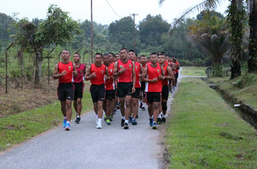 Prajurit Yonif 132/BS Rutin Latihan Lari Ketahanan
