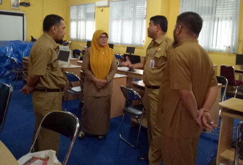 Jelang Pelaksanaan UN, Kadisdik Tinjau Alat Kelengkapan UNBK SMPN 1 Pekanbaru