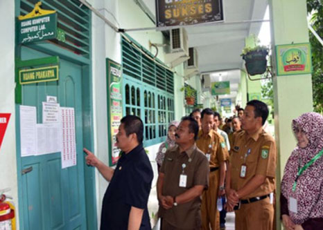 Bupati Bengkalis Tinjau Pelaksanaan UN Tingkat SMP Sederajat Di Kecamatan Pinggir dan Mandau