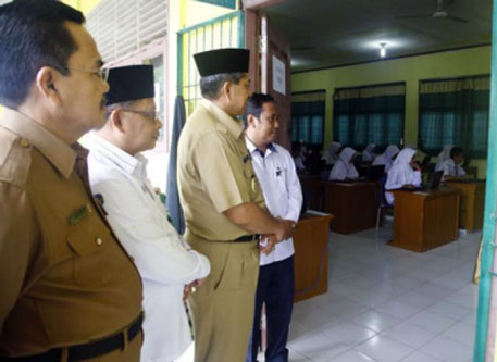 Plt. Bupati Siak Tinjau Pelaksanaan UNBK SMA 2018