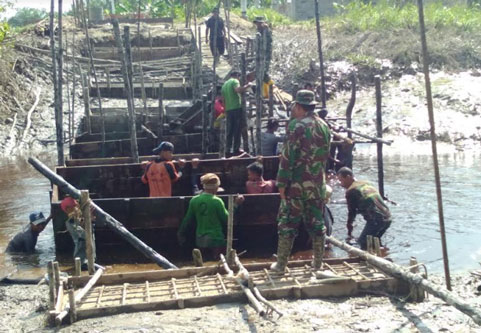 Satgas TMMD Ke 101 Kodim Inhil Bersama Masyarakat Bahu-Membahu Bangun Jembatan Penghubung Desa