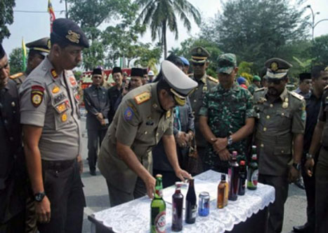 Usai Upacara HUT Otda dan Satpol PP Siak Musnahkan Ribuan Botol Miras